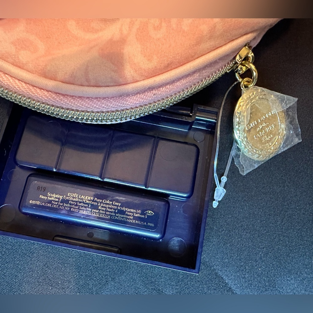 Estee Lauder Blush Pink Cosmetic Bag & Eyeshadow Palette Gift Set - Picture 4 of 6